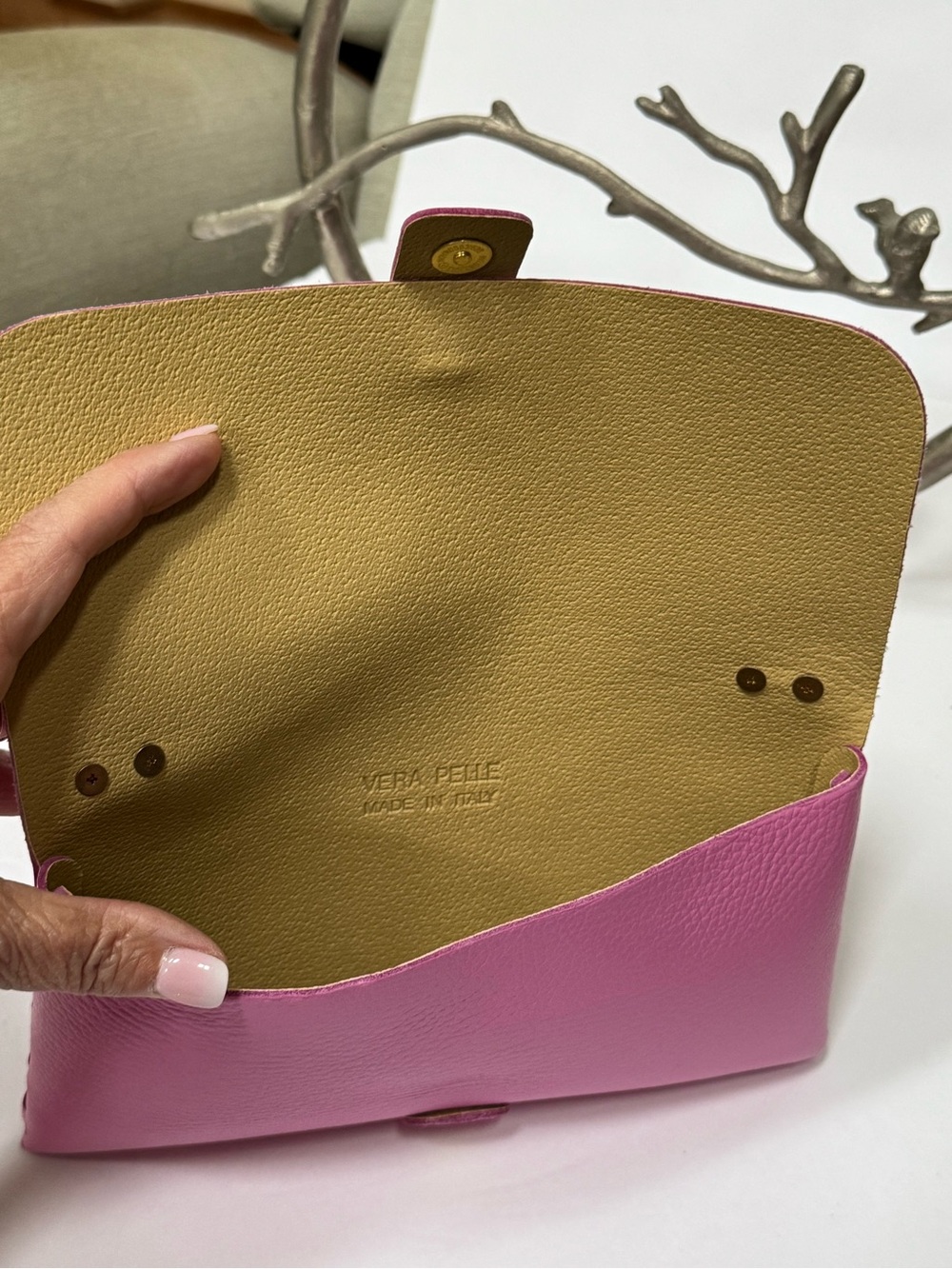 Vera Pelle Italy Pink Leather Crossbody or Clutch with Gold Bee Accent. NWOT - Picture 5 of 6